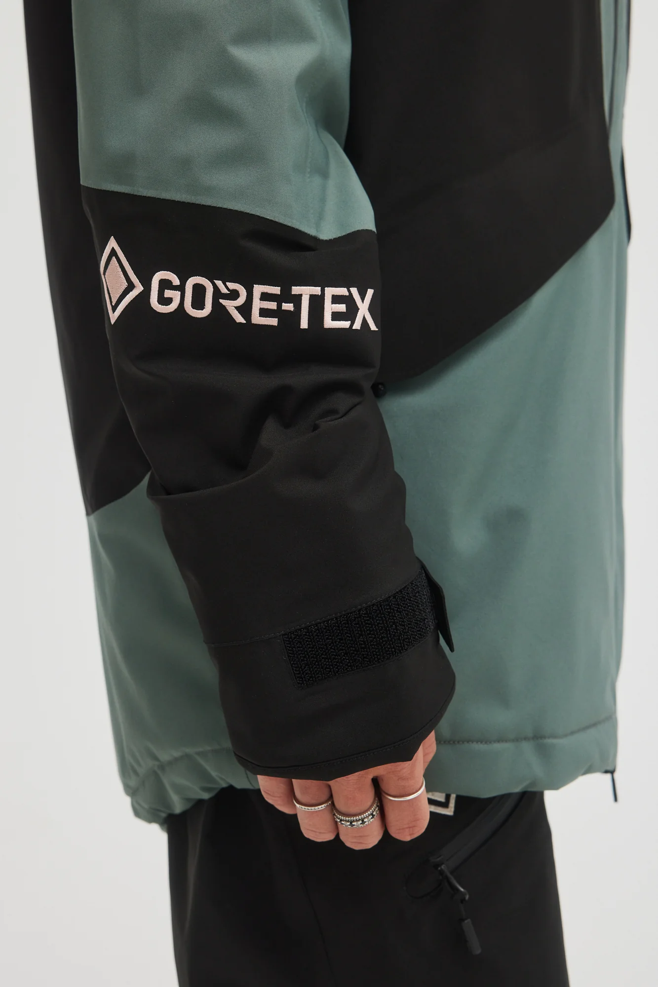 GORE-TEX INSULATED JACKET - Image 4